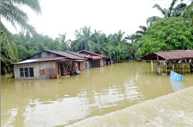 158 families in Manjung were evacuated to six relief centres in Lumut and Pantai Remis following floods in several areas in the district. u00e2u20acu201d Bernama pic
