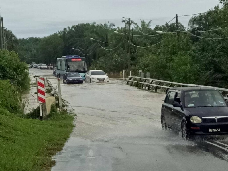 Traffic moving along slowly on the Batu 3 Segari road.