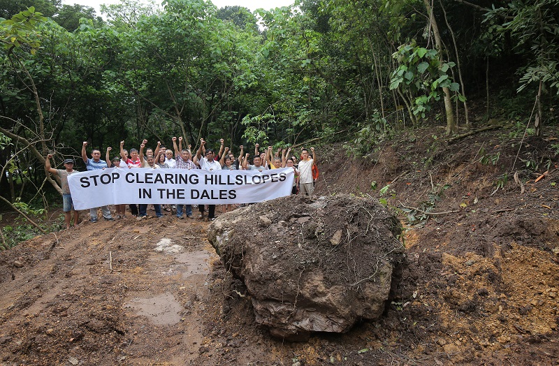 Residents of Panorama Tambun Perdana (The Dales) hold up a banner in protest of the land clearing activities on the foothill of Gunung Panjang December 2, 2017. u00e2u20acu201d Picture by Marcus Pheong