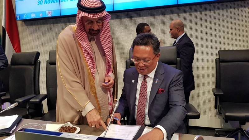 Minister in the Prime Ministeru00e2u20acu2122s Department Datuk Seri Abdul Rahman Dahlan (right) at the 3rd Opec and Non-Opec Ministerial Meeting held in Vienna, December 1, 2017. u00e2u20acu201d Picture courtesy of Datuk Seri Abdul Rahman Dahlanu00e2u20acu2122s office