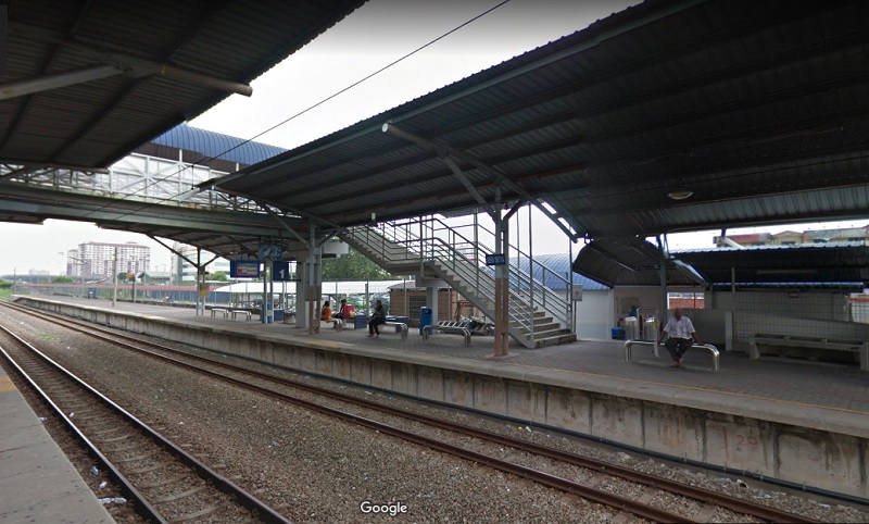 The argument descended into a fracas in which the two groups attacked one another using steering locks, motorcycle helmets, pieces of wood, and knives at the Seri Setia KTM train station in Sungei Way around 11.30pm Tuesday. u00e2u20acu201d Screen capture via Google 