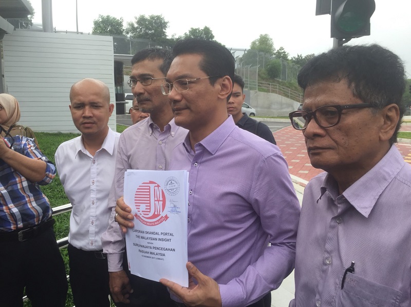 JMM president Datuk Azwanddin Hamzah (centre) displays a document containing information supporting his groupu00e2u20acu2122s allegations in Kuala Lumpur December 15, 2017.  u00e2u20acu201d Picture by Kamles Kumar