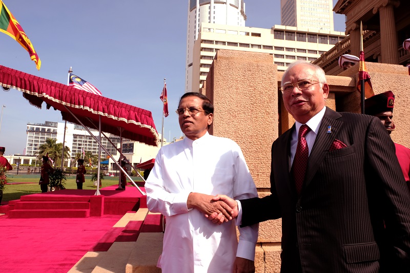 Perdana Menteri Datuk Seri Najib Razak disambut Presiden Sri Lanka Maithripala Sirisena semasa tiba di Presidential Secretariat Building di Colombo 18 Disember, 2017. u00e2u20acu201d Foto Bernamann