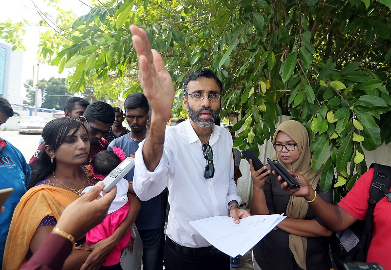 Lawyer N. Surendran (centre) said that the family’s questions were based around the trajectory of the bullets which entered Marimuthu’s body. On his right is Vaijentimala.