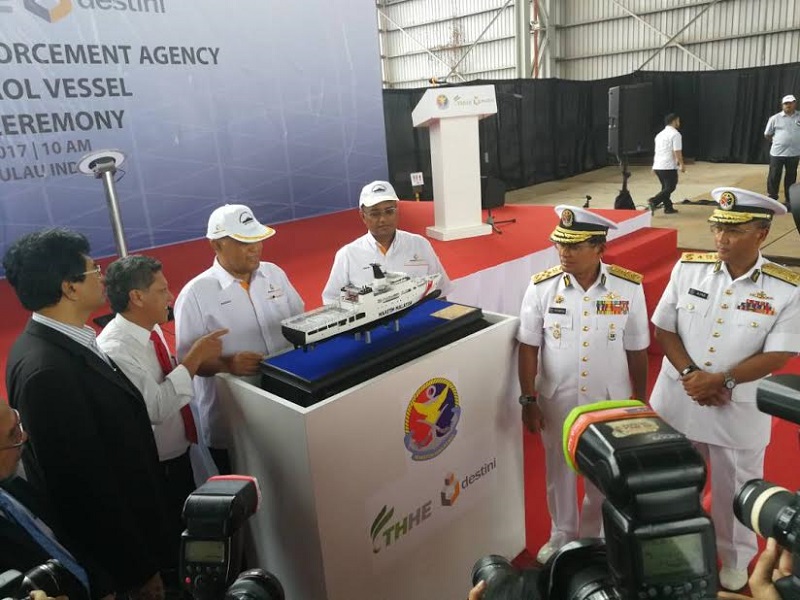 Zulkifli (second right) at the keel laying ceremony of the Offshore Patrol Vessels at the TH Heavy Engineering Berhad shipyard at the Pulau Indah Industrial Park. u00e2u20acu201d Picture by MMEA