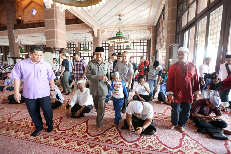 Tun Dr Mahathir Mohamad arrives at the Putra Mosque in Putrajaya December 22, 2017. u00e2u20acu201d Picture by Ahmad Zamzahuri