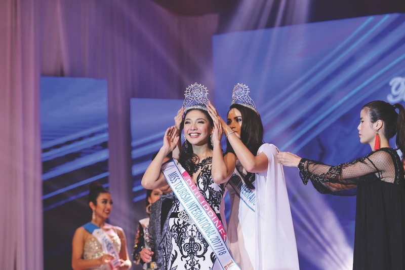 Newly-crowned Jannie Loudette Alipo-on is presented her tiara by former winner Ariel Pearse. u00e2u20acu201d Picture by Ahmad Zamzahuri