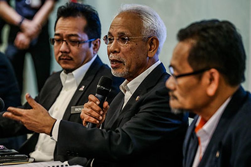Deputy Minister in the Prime Minister's Department, Datuk Razali Ibrahim (left) together Felda Chairman Tan Sri Shahrir Abdul Samad (centre) and Felda director-general, Datuk Ab Ghani Mohd Ali (right) at the press conference on the dubious land ownership 