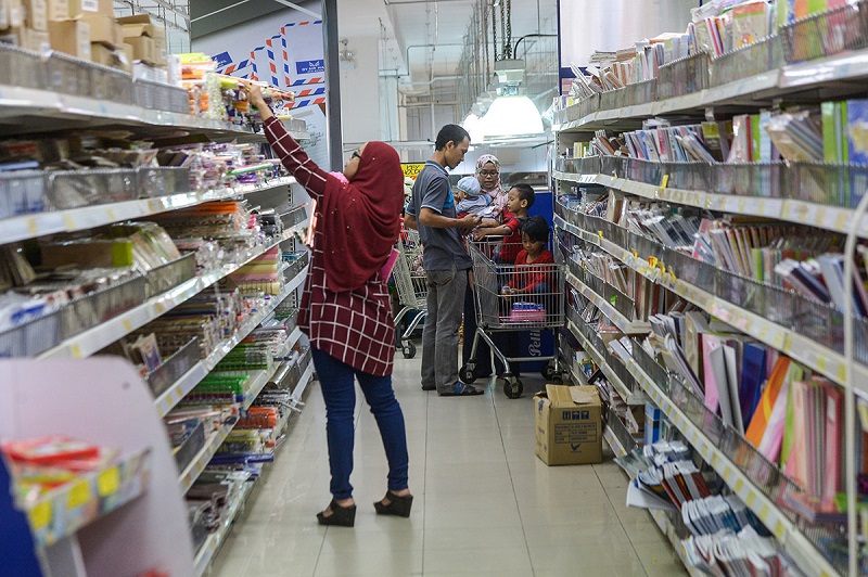 People shop for stationery ahead of the 2018 school session which starts next week, at the Mydin hypermarket in USJ December 27, 2017. u00e2u20acu201d  Picture by Mukhriz Hazim 