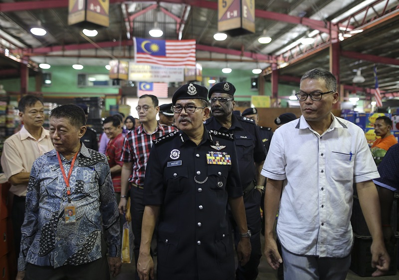 City police chief Commissioner Datuk Mazlan Lazim accompanied by Sentul police chief Assistant Commissioner R.Munusamy during their walkabout at the Kuala Lumpur Wholesale Market this afternoon. u00e2u20acu201d Picture by Azneal Ishak