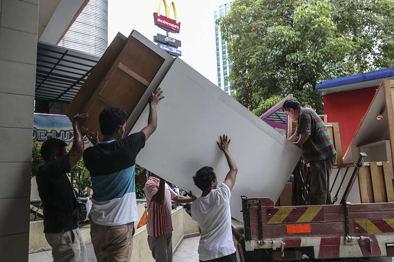 People packing up items on the last day of Ampang Park Shopping Mall, Kuala Lumpur, December 31, 2017.