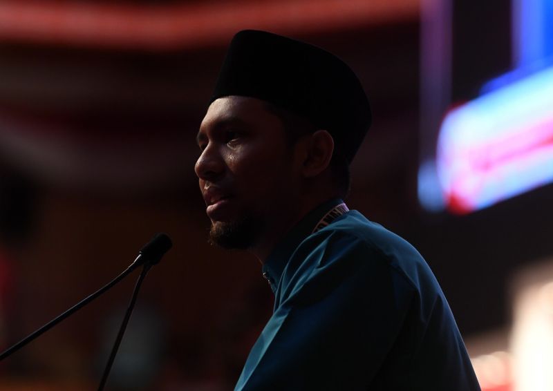 Ahmad Syazwan Shah Headan broke down in tears while speaking at the 71st Umno general assembly in Kuala Lumpur December 8, 2017. u00e2u20acu2022 Bernama pic