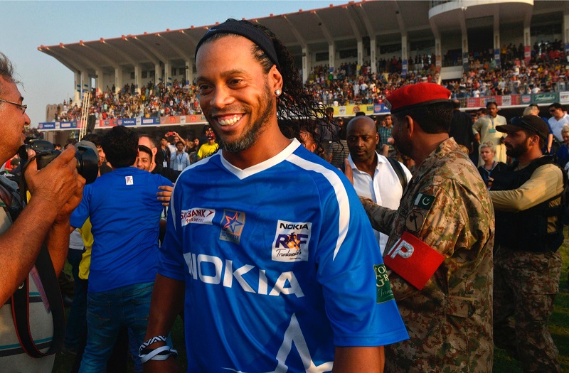 Former player for FC Barcelona Brazilian Ronaldinho (C) arrives for friendly match with Pakistani football players on July 9, 2017 in Lahore. u00e2u20acu201d AFP pic