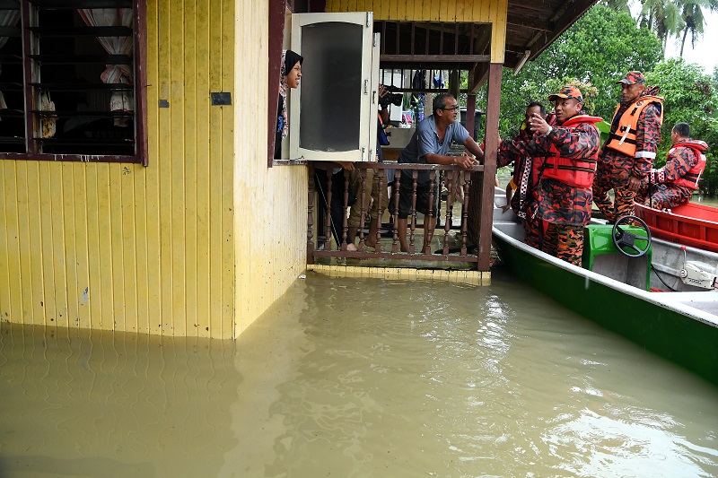 Pengarah Bomba Kelantan Nazili Mohmood (tiga, kanan) memberi nasihat kepada mangsa banjir ketika melawat kawasan di Kampung Siput, Meranti 29 November 2017. u00e2u20acu201d Foto Bernama