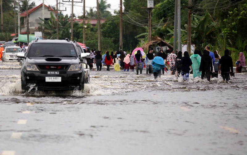 The floods hit 500 villages in the Pattani province, affecting 32,400 people from 18,116 families and caused 58 schools to be closed. u00e2u20acu201d Bernama pic