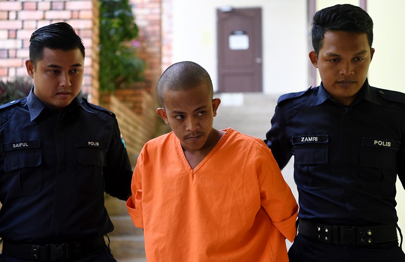 Pencuci kereta Iskandar Zulkarnain Zolkifli, 26, hari ini dihadapkan ke Mahkamah Majistret Temerloh atas pertuduhan membunuh sepupunya di Taman Temerloh Makmur, 21 Okt lalu.u00e2u20acu00a8u00e2u20acu201d Foto Bernama