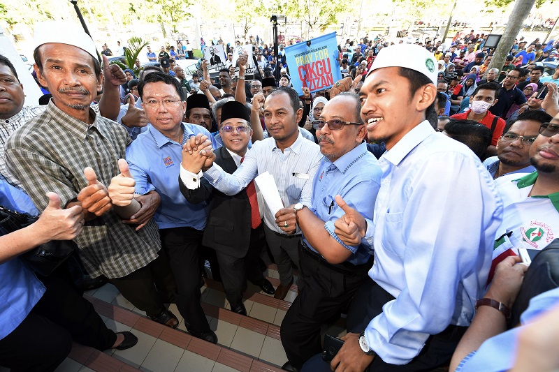 Teacher Azizan Manap (centre), also known as Cikgu Azizan, is greeted by supporters at the Seremban Magistrateu00e2u20acu2122s Court December 19, 2017. u00e2u20acu201d Bernama pic