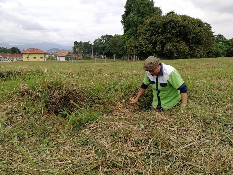 Malaya Historical Group chief researcher Shaharom Ahmad showing reporters the innards of Malaysiau00e2u20acu2122s first World War II underground bomb shelter, which was found on December 27, 2017 on the grounds of Ipohu00e2u20acu2122s Sultan Azlan Shah Airport. u00e2u20acu201d Picture by Ma