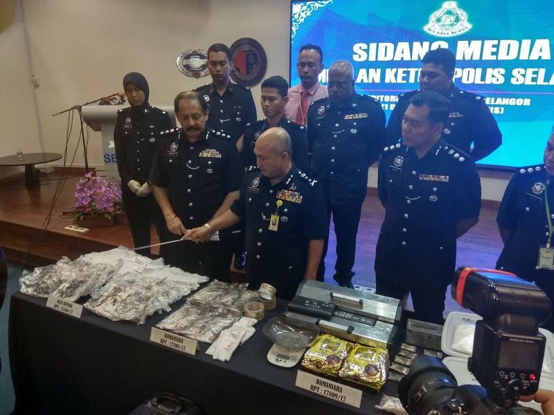 Selangor deputy police chief Deputy Commissioner Datuk Ab Rashid Ab Wahab showing the drugs seized , December 21, 2017. u00e2u20acu201d Picture by Kenneth Tee