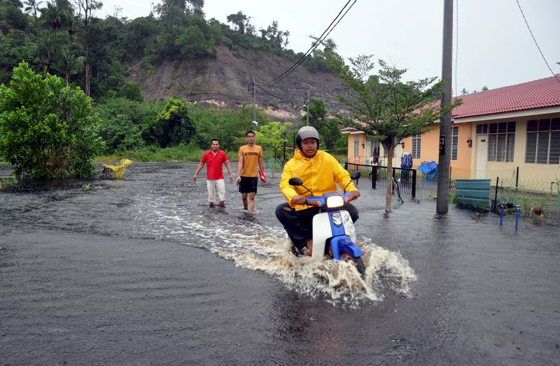 Residents of RMM Teluk Kalong in Kemaman prepare to evacuate to safer location after the area becomes flooded December 8, 2017. u00e2u20acu201d Bernama pic