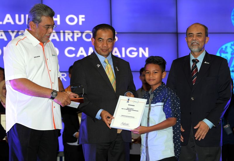 Deputy Transport Minister Datuk Ab Aziz Kaprawi (second left) presenting the Best Essay Award to Muhammad Azmil Danish during the launch of Malaysia Airports u00e2u20acu02dcPay It Forwardu00e2u20acu2122 campaign at the Kuala Lumpur International Airport, December 14, 2017. u00e2u20acu201d B