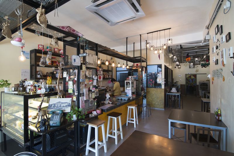 Metal Q Caffe offers up a variety of fusion dishes and western sets for lunch and dinner.