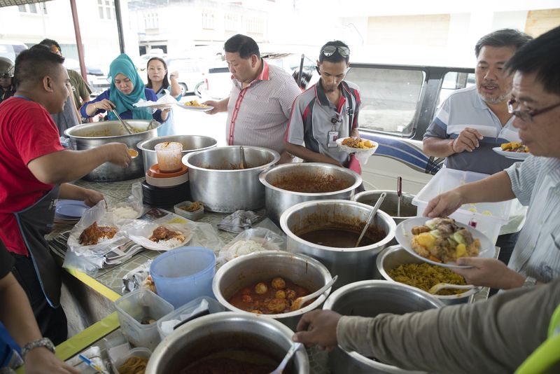 The nasi tomato stall along Jalan Sungai Nyior also offers plain white rice with their dishes.