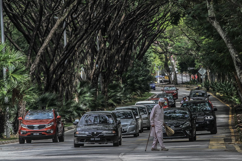Pedestrian are seen crossing Jalan Datuk Sulaiman near the at-Taqwa mosque at Taman Tun Dr Ismail, Kuala Lumpur December 29, 2017. u00e2u20acu201d Picture by Shafwan Zaidon