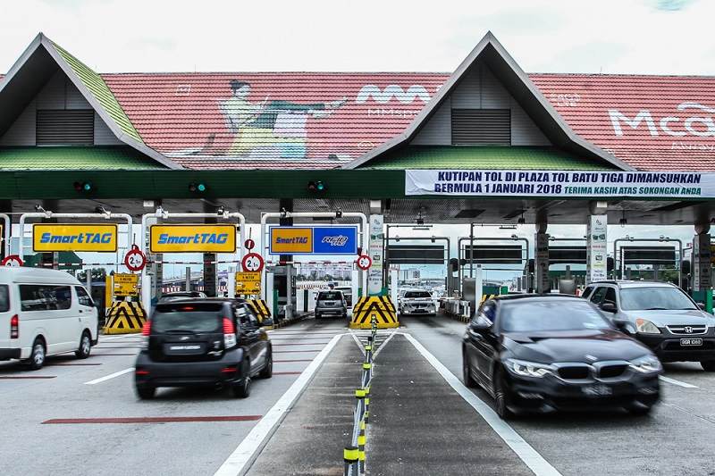 A general view of Batu Tiga toll. Toll collection will be repealed starting on 1st January 2018. u00e2u20acu201d Picture by Shafwan Zaidon