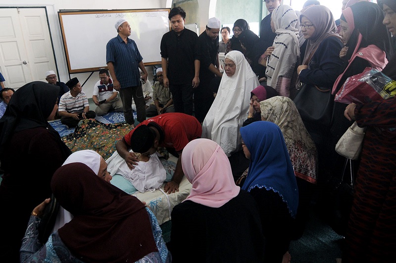 Family and relatives of late national laureate Professor Emeritus Datuk Shahnon Ahmad pay their last respects at Bandar Baru Bangi December 26, 2017. — Picture by Miera Zulyana
