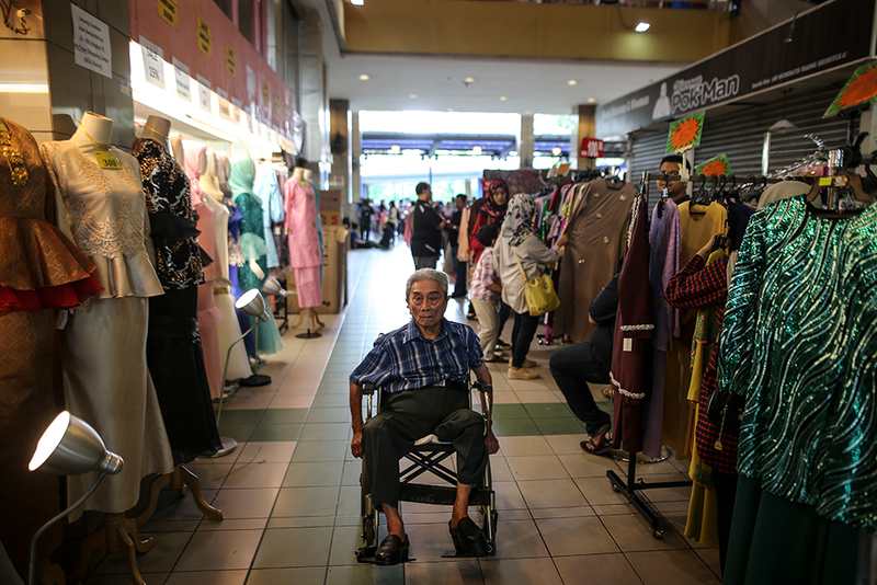 Shoppers take advantage of the clearance sale on the last day of Ampang Park Shopping Mall, Kuala Lumpur December 31, 2017.