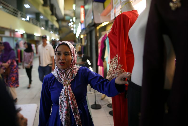 People packing up their items on the last day of Ampang Park Shopping Mall, Kuala Lumpur December 31, 2017.