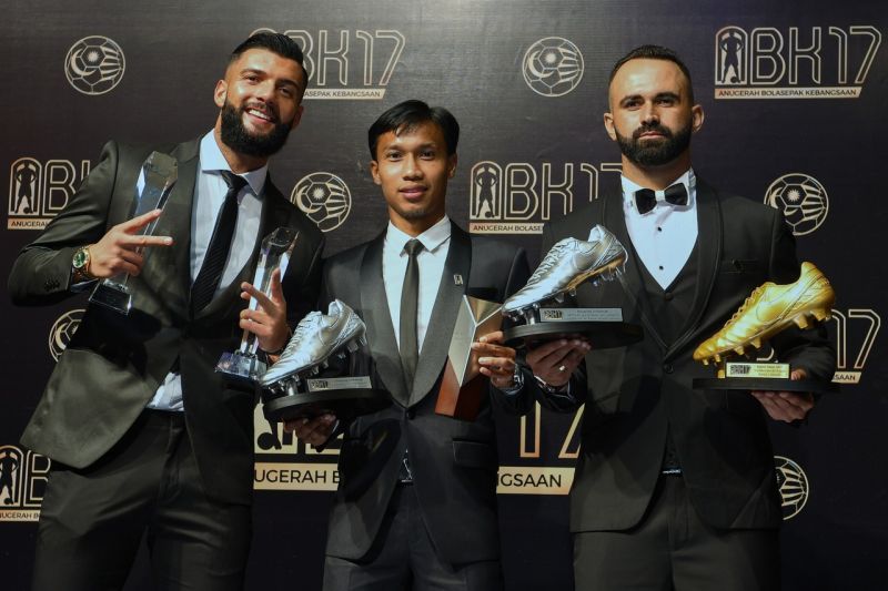 Kedah midfielder Baddrol Bakhtiar (centre) won the Most Valuable Player award at the 2017 National Sports Award ceremony yesterday. u00e2u20acu2022 Bernama pic