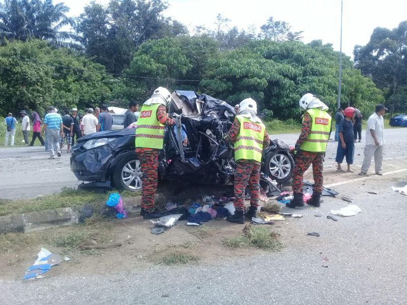 Fire and Rescue Dept members rushing to aid in an accident which involved a trailer and three cars at the Jalan Baling-Kuala Kangsar crossroad traffic light junction, near MRSM Lenggong in Gerik December 10 2017. u00e2u20acu201d Picture courtesy of the Fire and Rescu