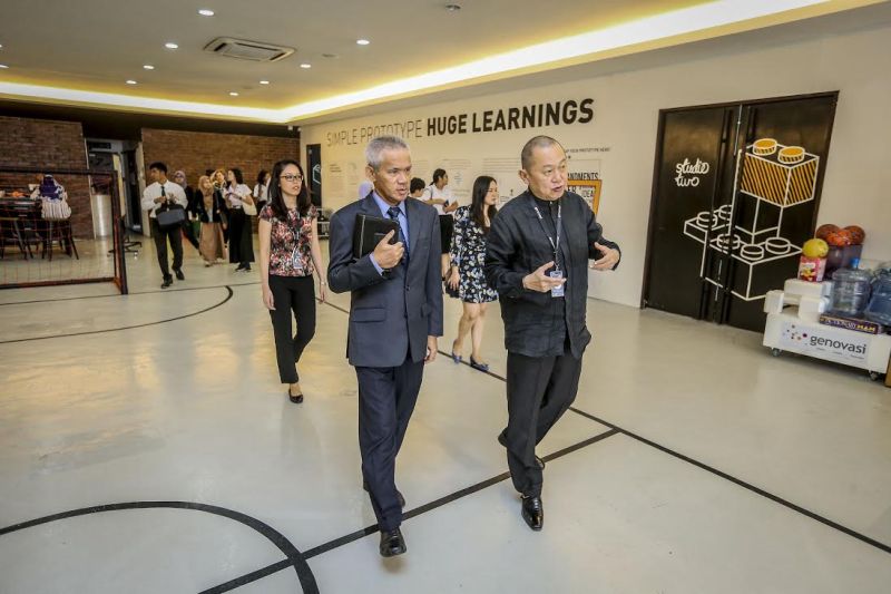 Kraikruan (left) and Lee (right) on a walkabout of the Genovasi Design Thinking School at Redberry City in Petaling Jaya during the formeru00e2u20acu2122s visit. u00e2u20acu2022 Picture by Firdaus Latif
