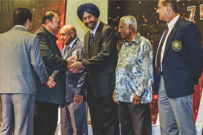 Dr Harjit (third right) receiving top recognition for cricket grassroots development in Johor, as one of 10 inductees to OCM Hall of Fame 2017, during the 24th Dinner and Awards Night in KL on Thursday. u00e2u20acu201d Picture by Hari Anggara