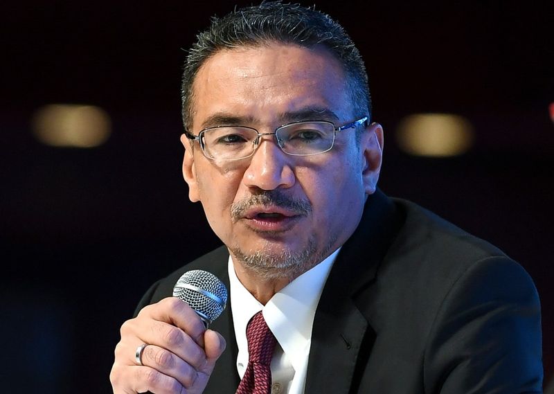 Defence Minister Datuk Seri Hishammuddin Hussein answering questions from the floor during the Kuala Lumpur International Youth Discourse (KLIYD) 2017 at the Putra World Trade Center (PWTC), December 3, 2017. u00e2u20acu201d Bernama pic