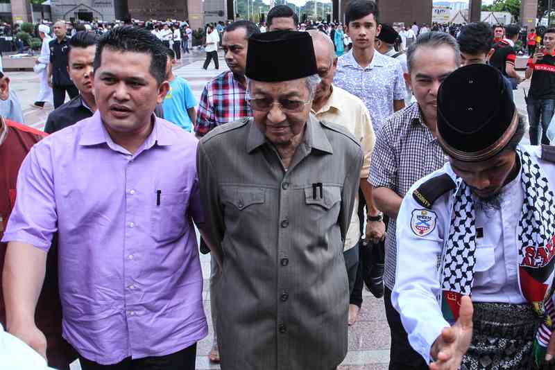 Former Prime Minister Tun Dr Mahathir Mohamad (centre) seen during the Save Jerusalem solidarity rally in Putrajaya December 22, 2018. u00e2u20acu201d Picture by Shafwan Zaidon