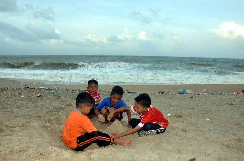 A group of children playing with sand on Seberang Takir Beach in Kuala Nerus, Terengganu, December 30, 2017. u00e2u20acu201d Bernama pic
