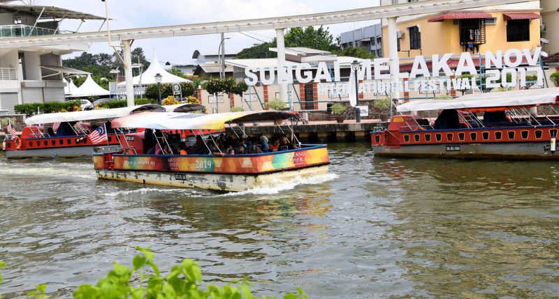 Pelancong menaiki bot River Cruise menyusuri sungai Melaka, 5 Disember 2017. u00e2u20acu2022 Foto Bernama