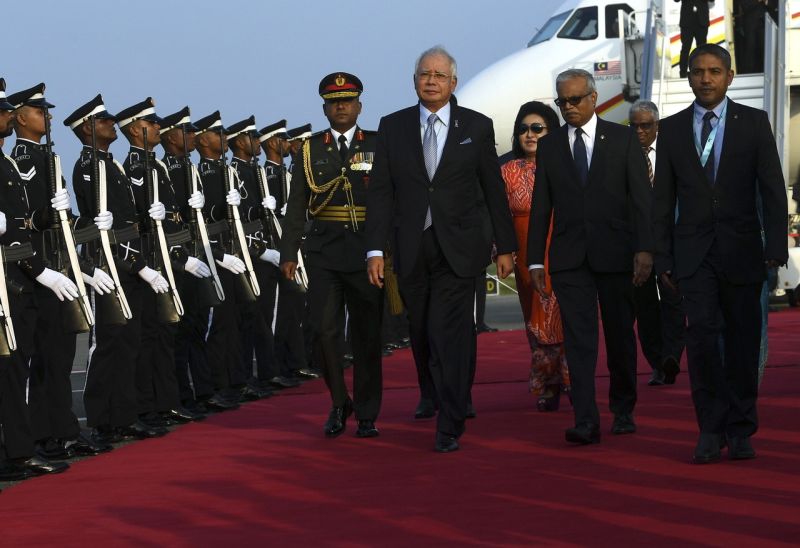 Datuk Seri Najib Razak dan isteri Datin Seri Rosmah Mansor disambut oleh Menteri Luar Maldives Dr Mohamed Asim (dua, kanan) sebaik tiba di Lapangan Terbang Antarabangsa Velana, Hulhule bagi memulakan lawatan rasmi dua hari ke Maldives semalam, 20 Deisembe