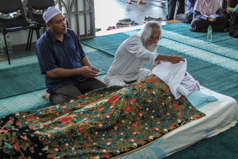 Family and relatives of late national laureate Professor Emeritus Datuk Shahnon Ahmad pay their last respects at Bandar Baru Bangi December 26, 2017. u00e2u20acu201d Picture by Shafwan Zaidon