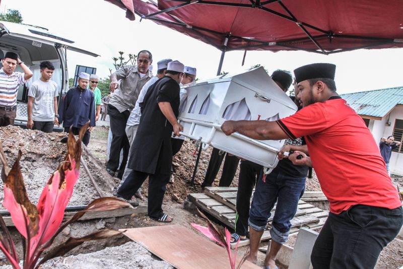Family and friends help to carry the coffin of the late national laureate Professor Emeritus Datuk Shahnon Ahmad at the Bandar Baru Bangi Islamic cemetery, December 26, 2017.
