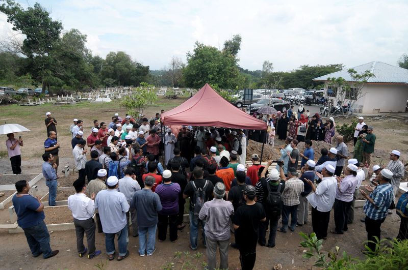 Family and friends pay their last respects to the late national laureate Professor Emeritus Datuk Shahnon Ahmad at the Bandar Baru Bangi Islamic cemetery, December 26, 2017. ― Picture by Miera Zulyana