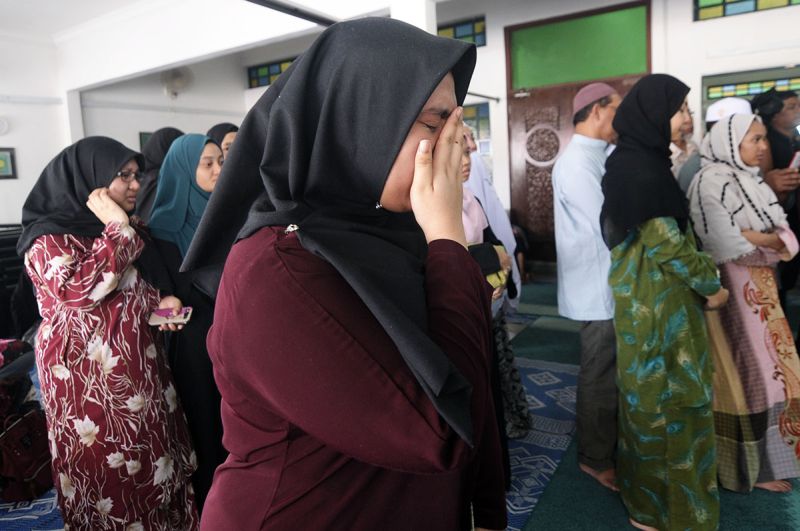 Family and friends pay their last respects to the late national laureate Professor Emeritus Datuk Shahnon Ahmad at the Bandar Baru Bangi Islamic cemetery, December 26, 2017. u00e2u20acu2022 Picture by Miera Zulyana