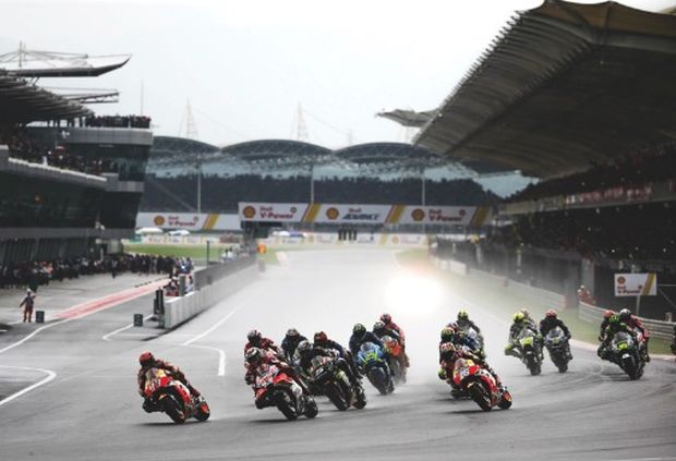The pack takes off at the start of the Malaysia MotoGP at Sepang International Circuit on October 29. u00e2u20acu2022 AFP pic