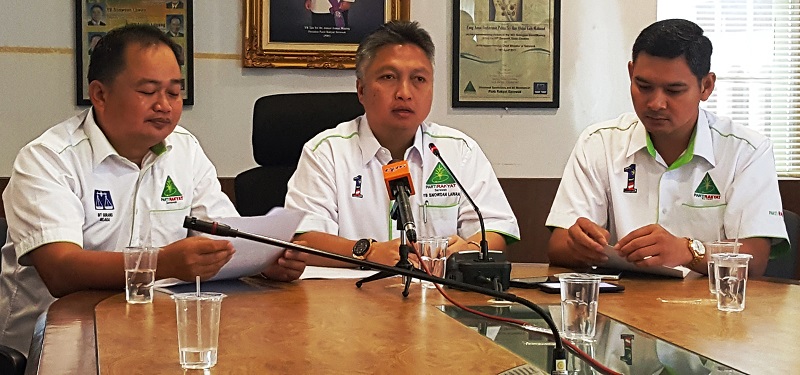 PRS Youth chief Datuk Snowdan Lawan (centre) speaking at a press conference in Kuching December 1, 2017. u00e2u20acu201d Picture by Sulok Tawie