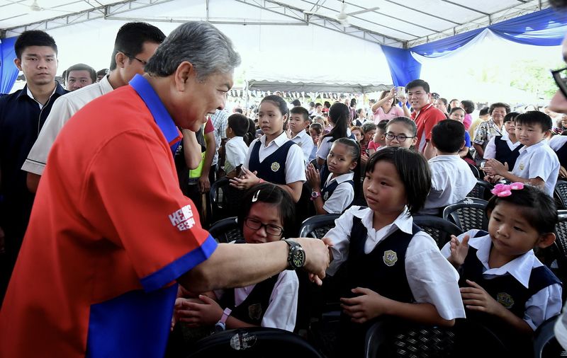 Deputy Prime Minister Datuk Seri Dr Ahmad Zahid Hamidi meeting students during the handing over of school equipment at SJK (C) Chong San, Bagan Sungai Burung, in Bagan Datuk, December 29, 2017. u00e2u20acu201d Bernama pic