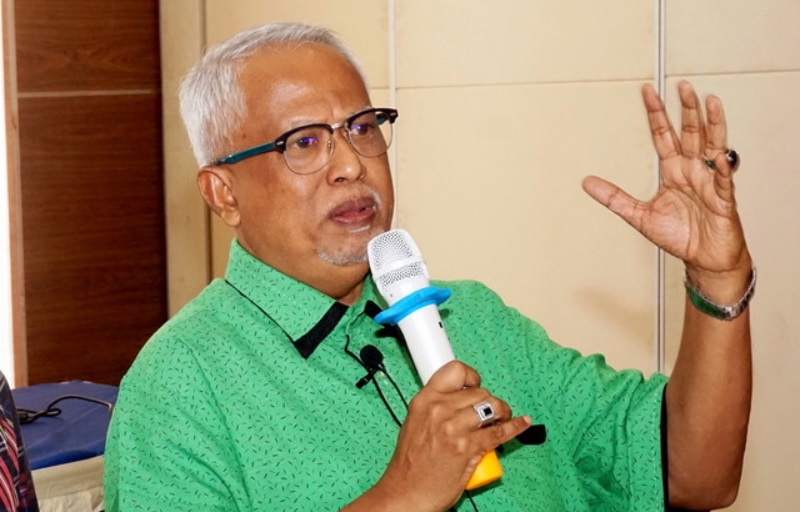ALOR SETAR, 31 Dis -- Anggota Parlimen Pokok Sena Datuk Mahfuz Omar (kanan) menjelaskan sesuatu sebelum mengumumkan untuk keluar dari Parti Pas pada sidang media yang diadakan di sebuah hotel hari ini.nMahfuz menjadi wakil rakyat kerusi Parlimen Pokok Sen