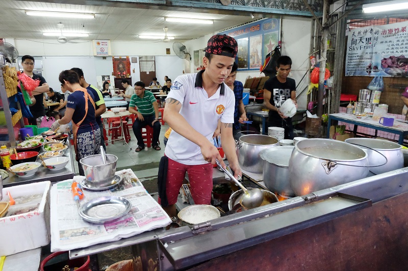 Restoran Ju Heng offers up tom yam and clear broth soup with noodles and porridge.